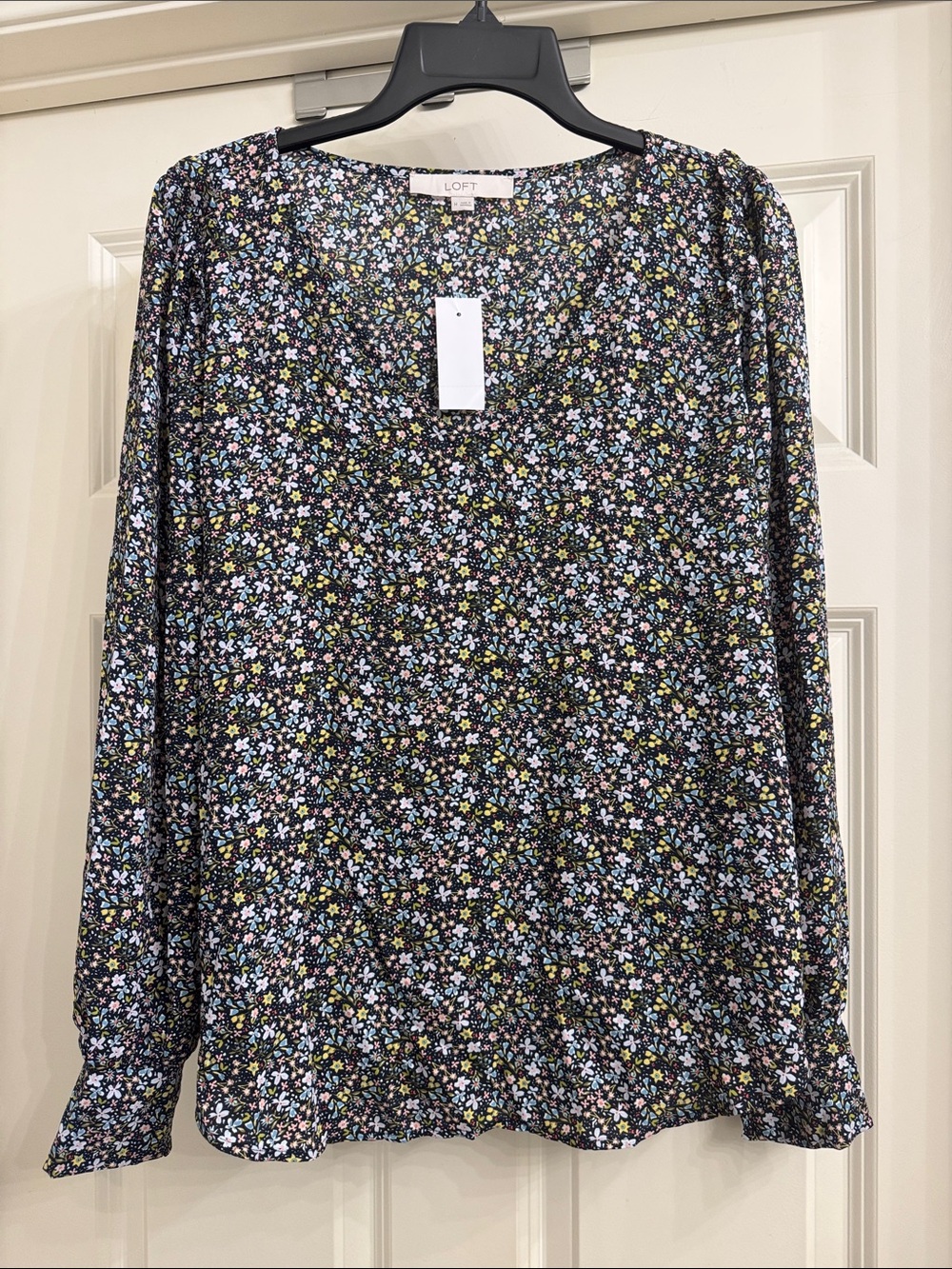 NWT LOFT Black Floral V neck Buttonless Long-Sleeve Blouse size medium